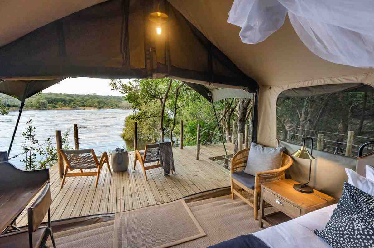 Kapama safari in South Africa featuring Big Five wildlife, guided game drives, African bush landscapes, and exclusive safari experiences